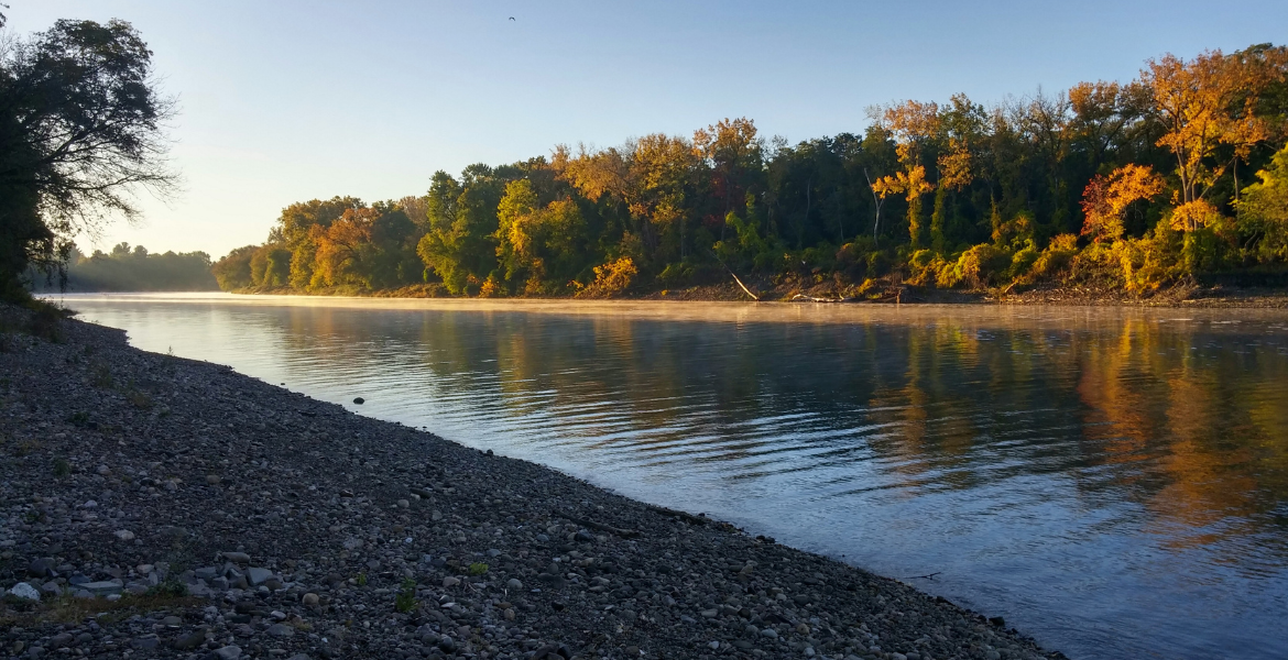 photo of Mohawk River from the banks in Rotterdam during the fall.