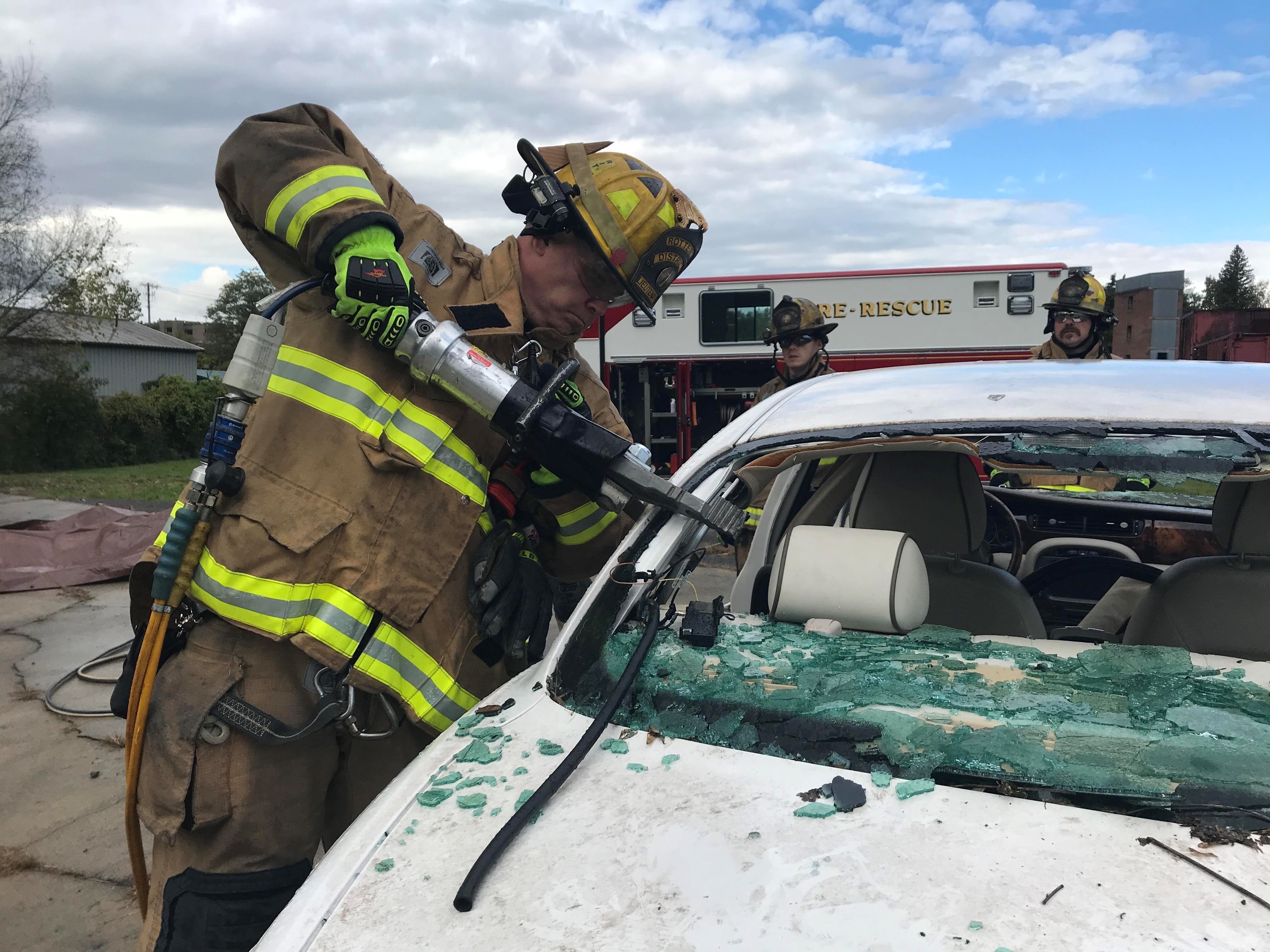 Firefighter training on car extraction